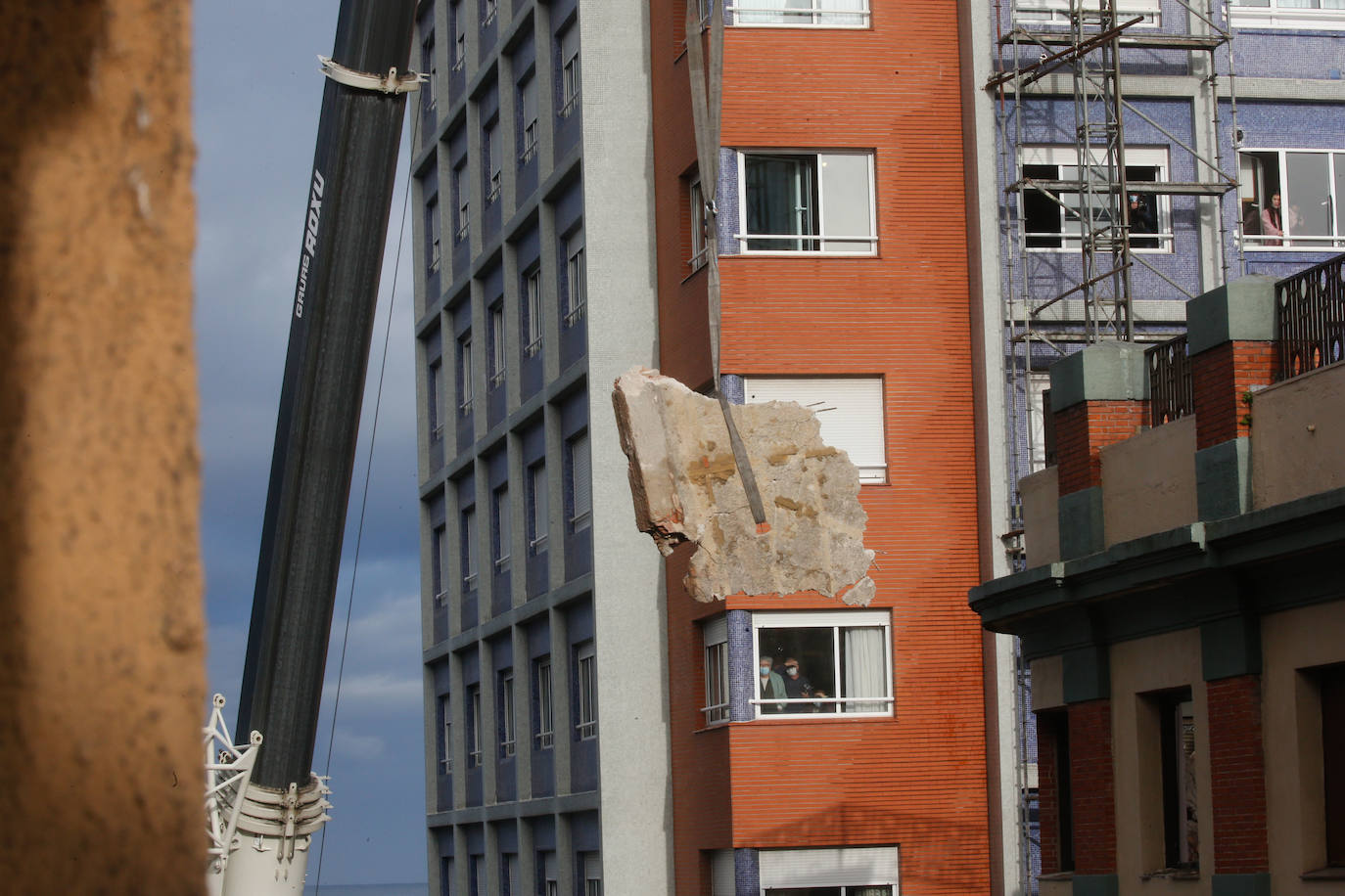 Dos personas quedaron atrapadas tras derrumbarse parte del techo del colegio de San Vicente de Paúl, en Gijón. 