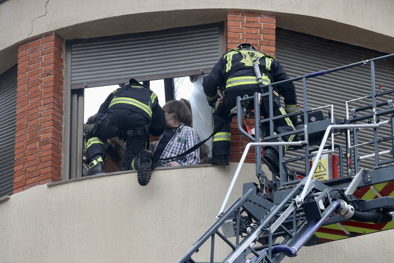 Dos personas quedaron atrapadas tras derrumbarse parte del techo del colegio de San Vicente de Paúl, en Gijón. 