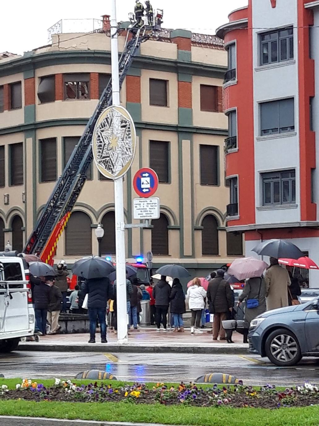 Dos personas quedaron atrapadas tras derrumbarse parte del techo del colegio de San Vicente de Paúl, en Gijón. 