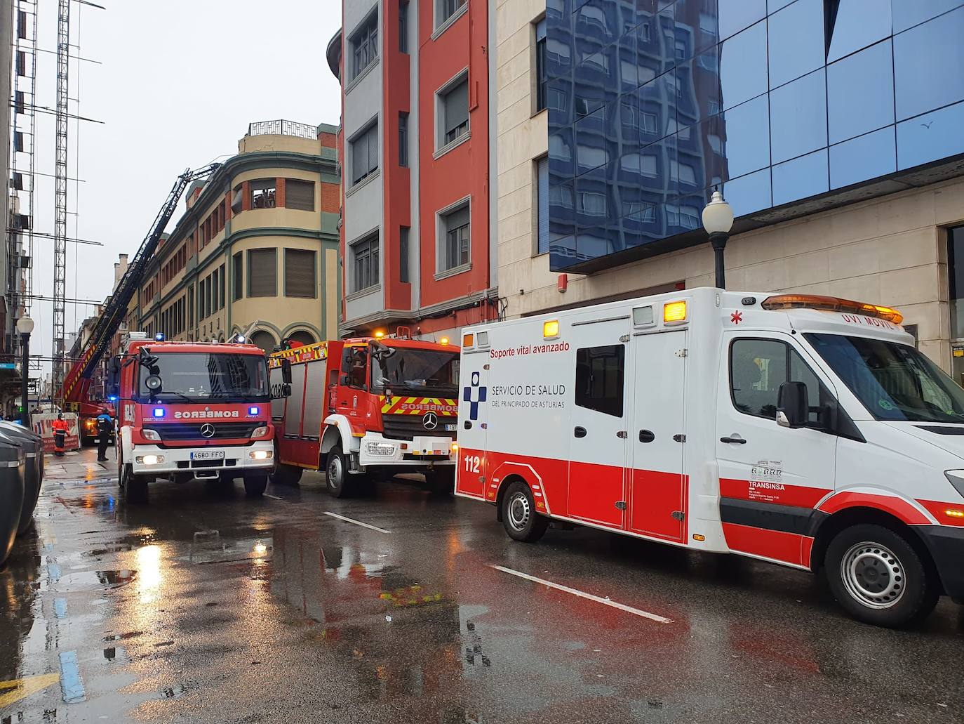 Dos personas quedaron atrapadas tras derrumbarse parte del techo del colegio de San Vicente de Paúl, en Gijón. 