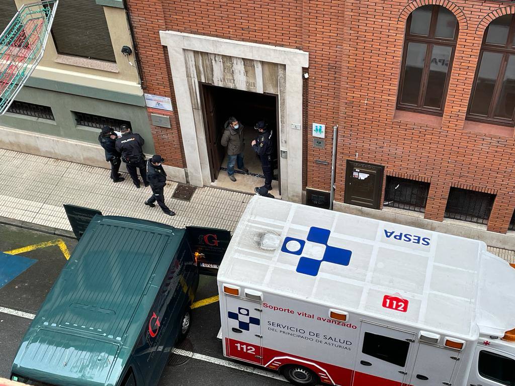 Dos personas quedaron atrapadas tras derrumbarse parte del techo del colegio de San Vicente de Paúl, en Gijón. 