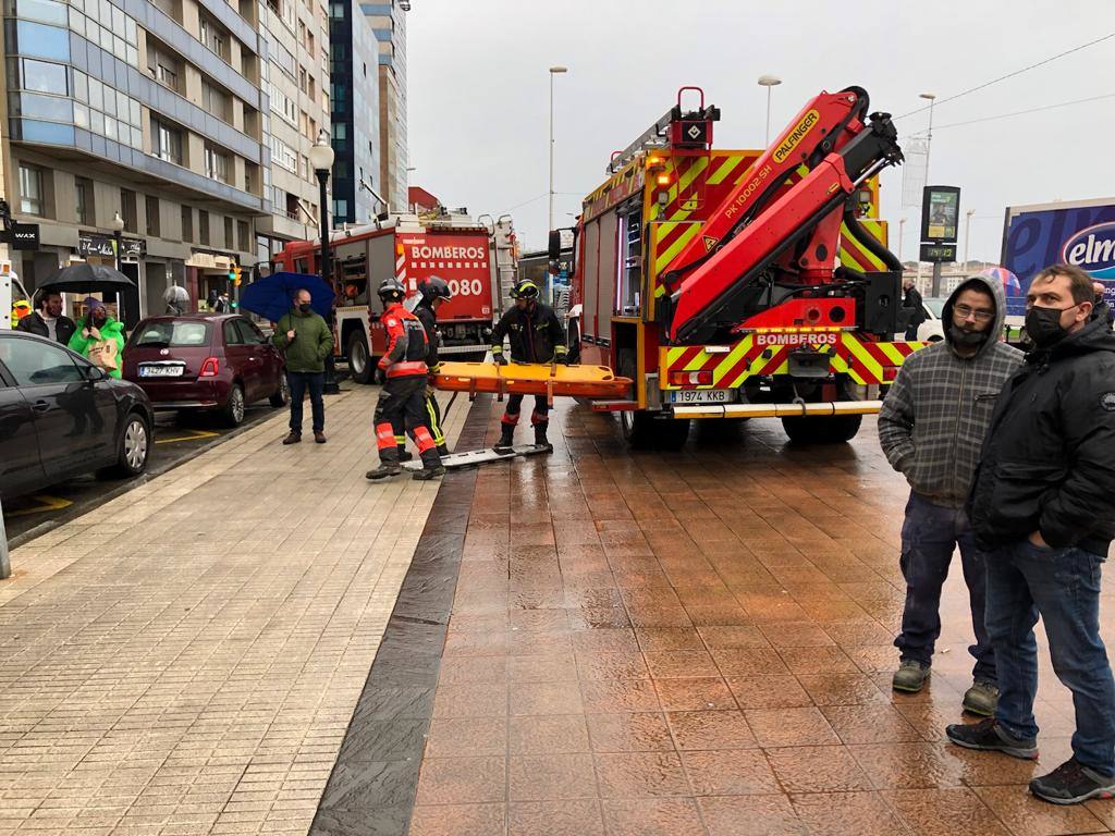 Dos personas quedaron atrapadas tras derrumbarse parte del techo del colegio de San Vicente de Paúl, en Gijón. 