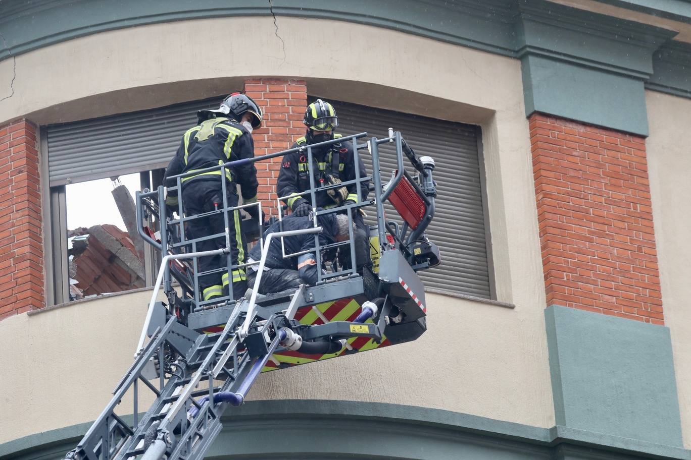 Dos personas quedaron atrapadas tras derrumbarse parte del techo del colegio de San Vicente de Paúl, en Gijón. 