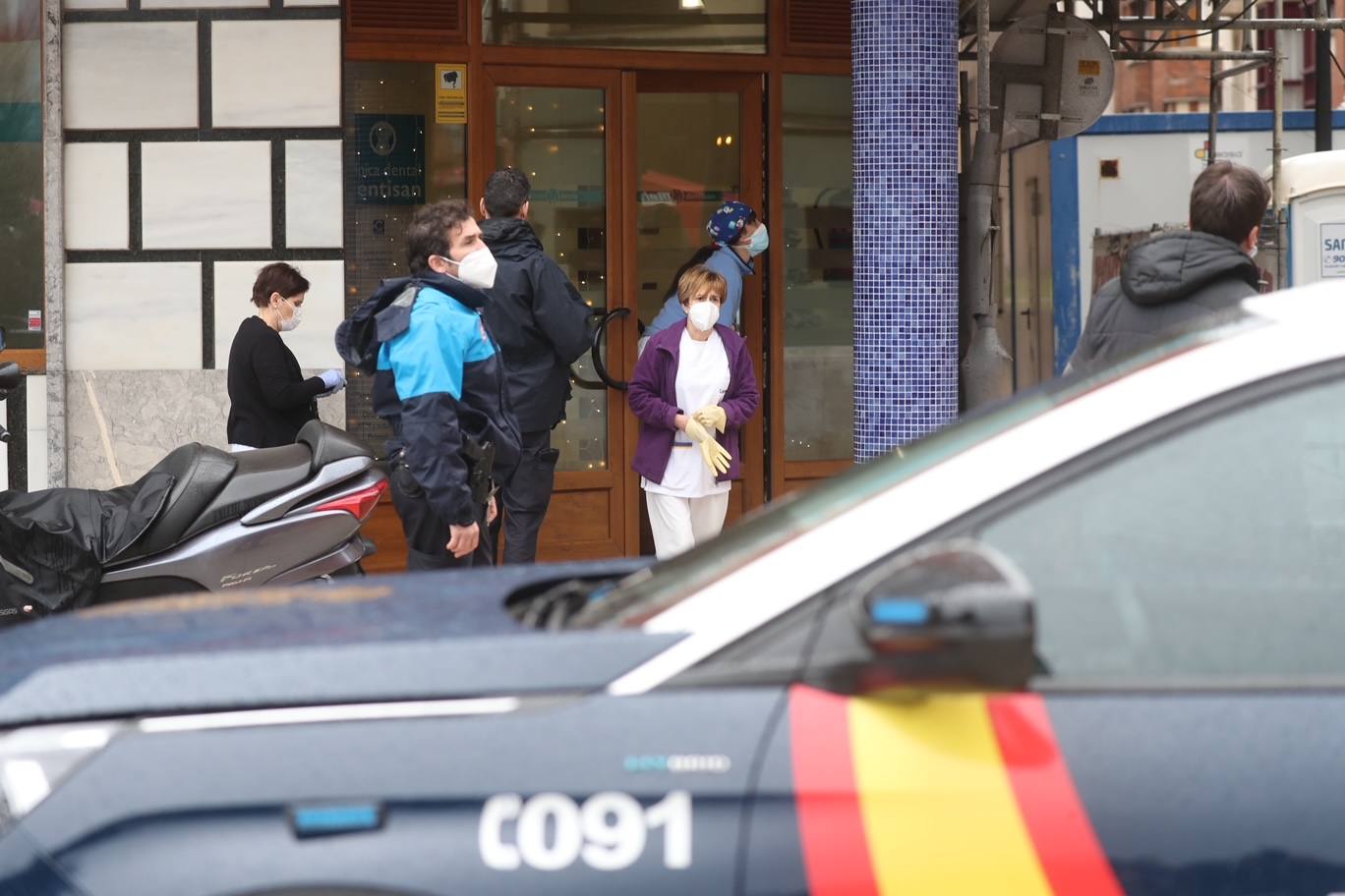 Dos personas quedaron atrapadas tras derrumbarse parte del techo del colegio de San Vicente de Paúl, en Gijón. 