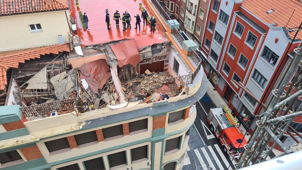 Dos personas quedaron atrapadas tras derrumbarse parte del techo del colegio de San Vicente de Paúl, en Gijón. 