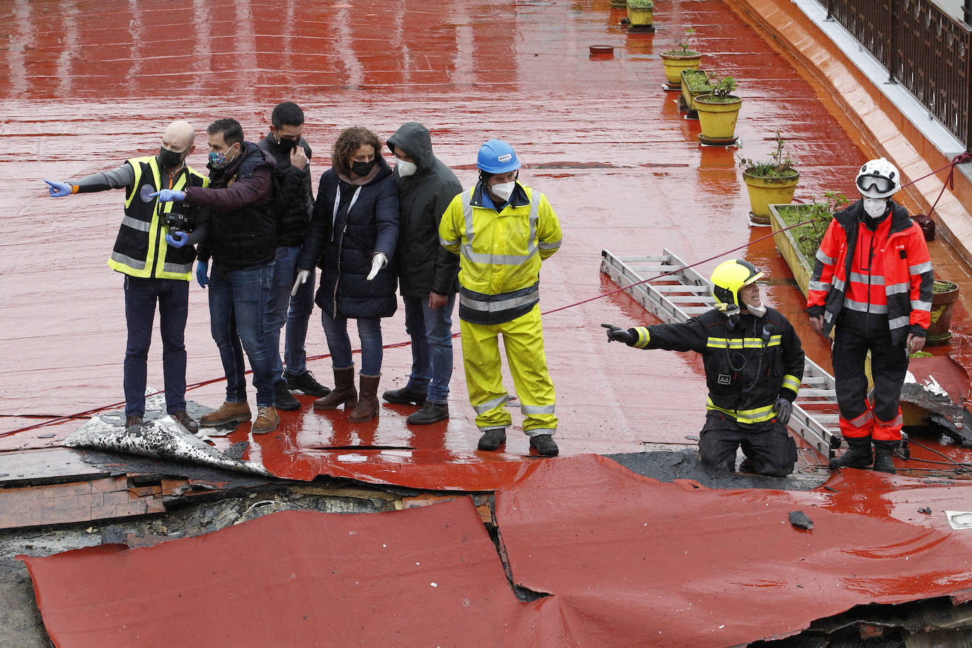 Dos personas quedaron atrapadas tras derrumbarse parte del techo del colegio de San Vicente de Paúl, en Gijón. 
