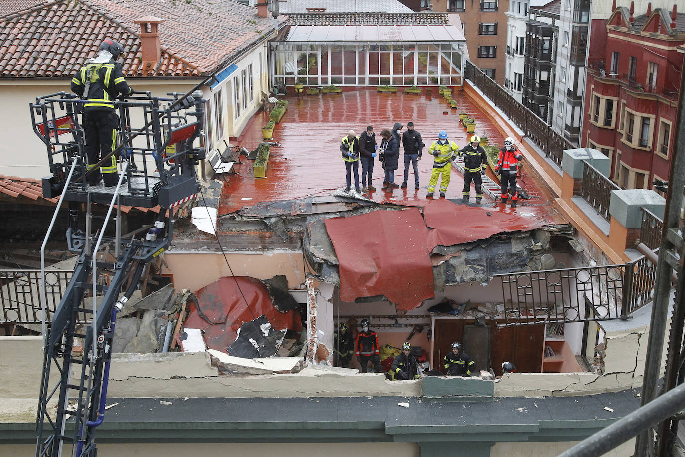 Dos personas quedaron atrapadas tras derrumbarse parte del techo del colegio de San Vicente de Paúl, en Gijón. 
