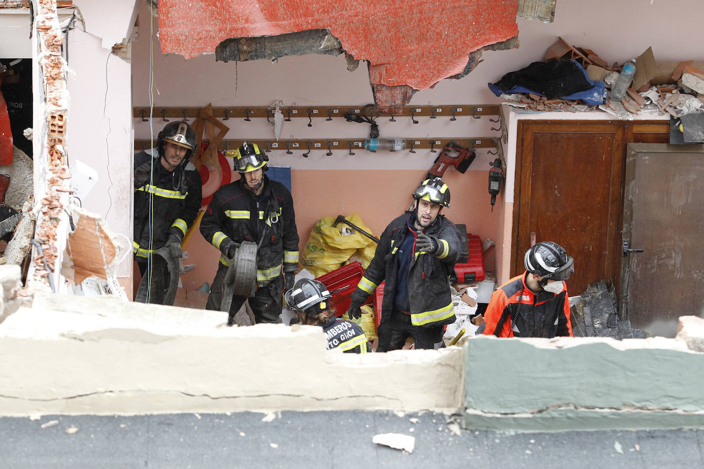 Dos personas quedaron atrapadas tras derrumbarse parte del techo del colegio de San Vicente de Paúl, en Gijón. 