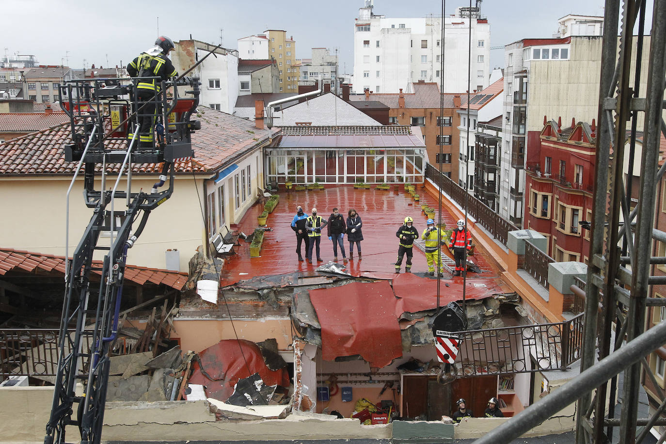 Dos personas quedaron atrapadas tras derrumbarse parte del techo del colegio de San Vicente de Paúl, en Gijón. 