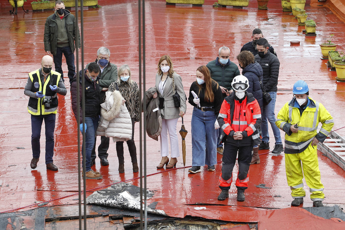 Dos personas quedaron atrapadas tras derrumbarse parte del techo del colegio de San Vicente de Paúl, en Gijón. 