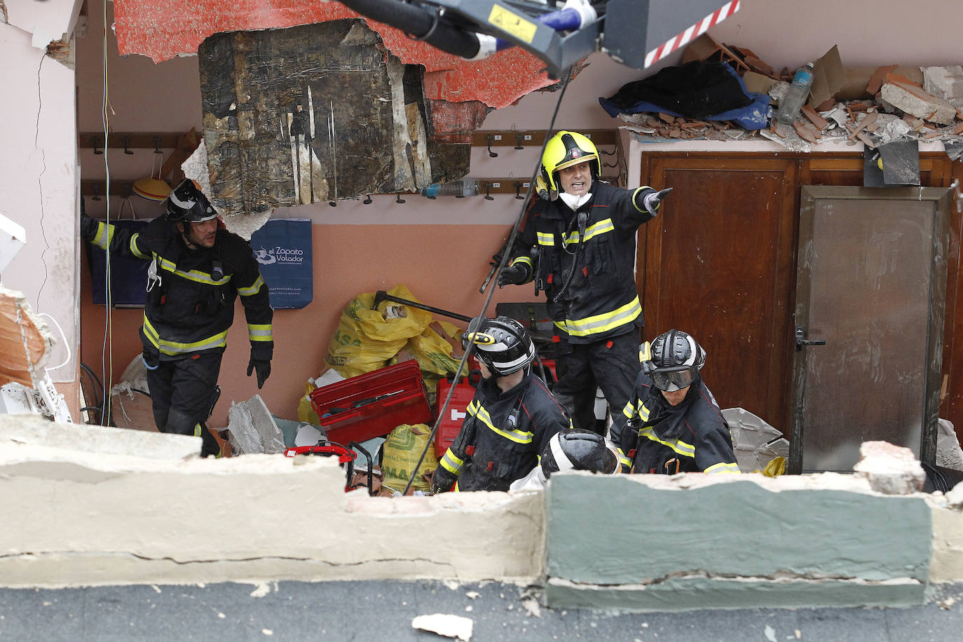 Dos personas quedaron atrapadas tras derrumbarse parte del techo del colegio de San Vicente de Paúl, en Gijón. 