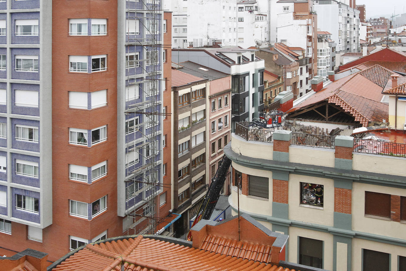 Dos personas quedaron atrapadas tras derrumbarse parte del techo del colegio de San Vicente de Paúl, en Gijón. 