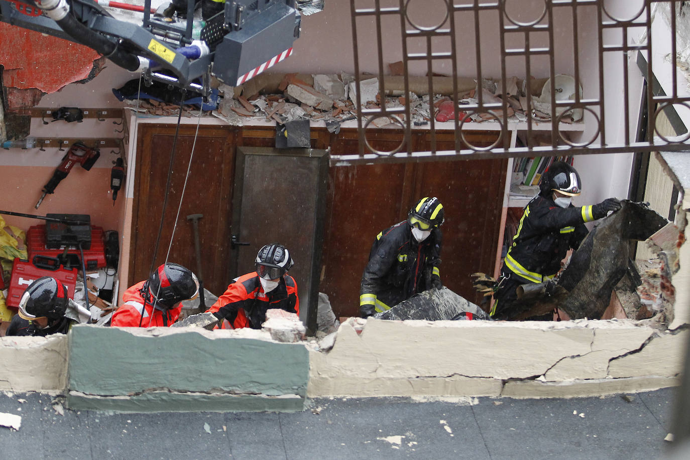Dos personas quedaron atrapadas tras derrumbarse parte del techo del colegio de San Vicente de Paúl, en Gijón. 