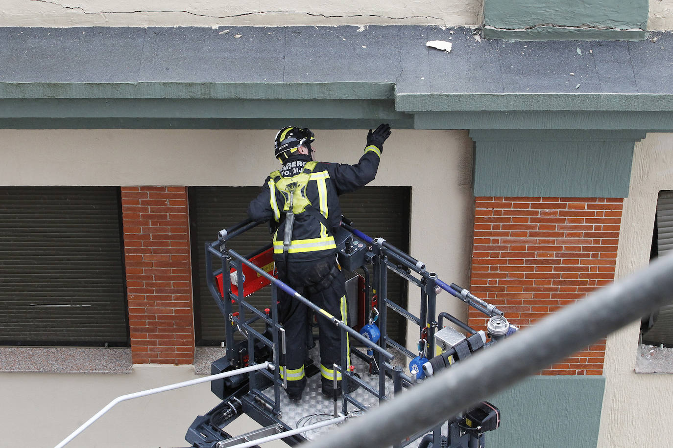 Dos personas quedaron atrapadas tras derrumbarse parte del techo del colegio de San Vicente de Paúl, en Gijón. 