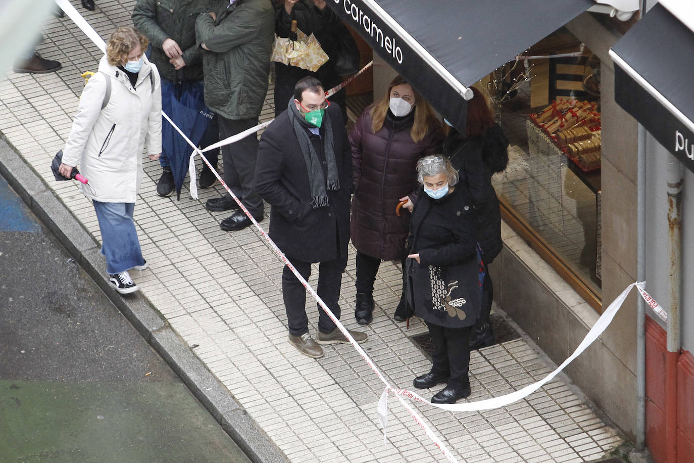 Dos personas quedaron atrapadas tras derrumbarse parte del techo del colegio de San Vicente de Paúl, en Gijón. 