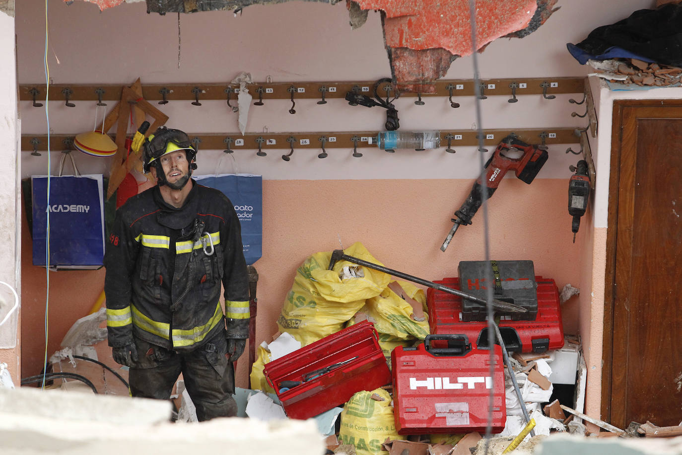 Dos personas quedaron atrapadas tras derrumbarse parte del techo del colegio de San Vicente de Paúl, en Gijón. 