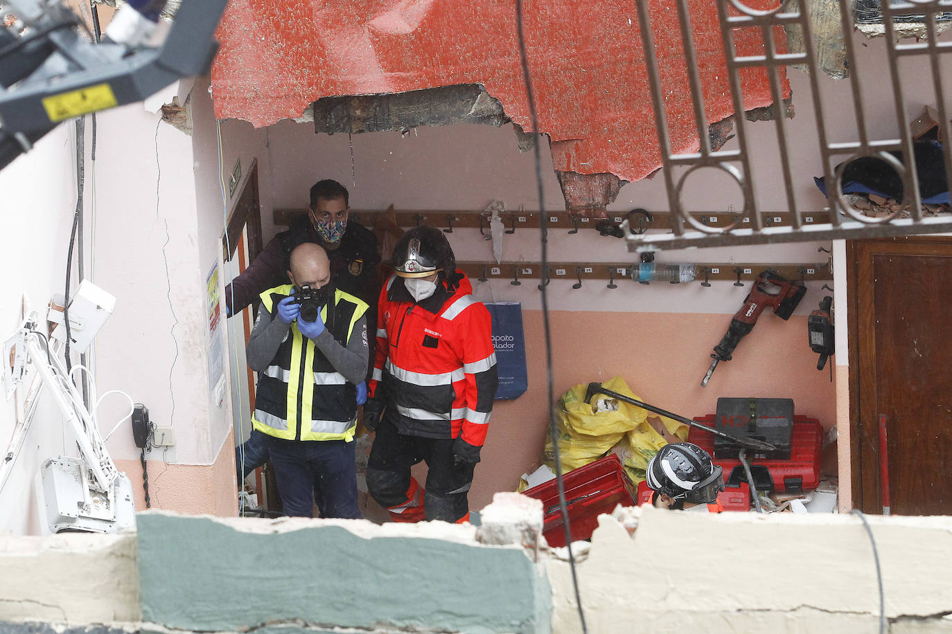 Dos personas quedaron atrapadas tras derrumbarse parte del techo del colegio de San Vicente de Paúl, en Gijón. 