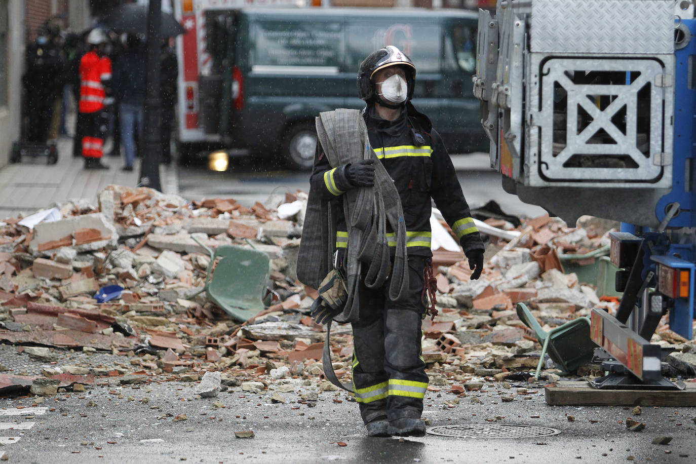 Dos personas quedaron atrapadas tras derrumbarse parte del techo del colegio de San Vicente de Paúl, en Gijón. 