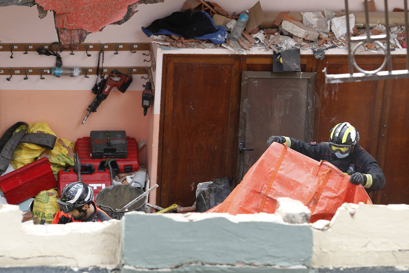 Dos personas quedaron atrapadas tras derrumbarse parte del techo del colegio de San Vicente de Paúl, en Gijón. 