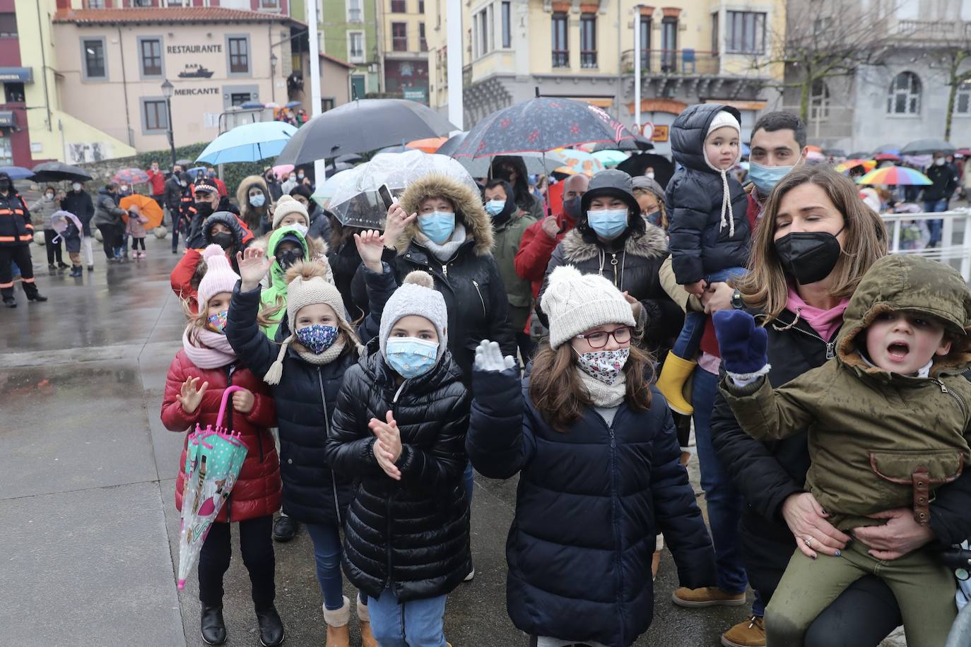 Los Reyes Magos atracaban en el puerto de Gijón bajo la lluvia sobre las 11 de la mañana mientras centenares de niños coreaban lo nombres de Sus Majestades.