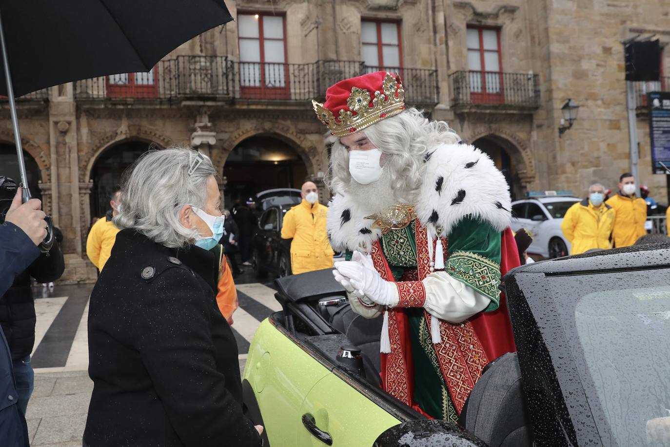 Los Reyes Magos atracaban en el puerto de Gijón bajo la lluvia sobre las 11 de la mañana mientras centenares de niños coreaban lo nombres de Sus Majestades.