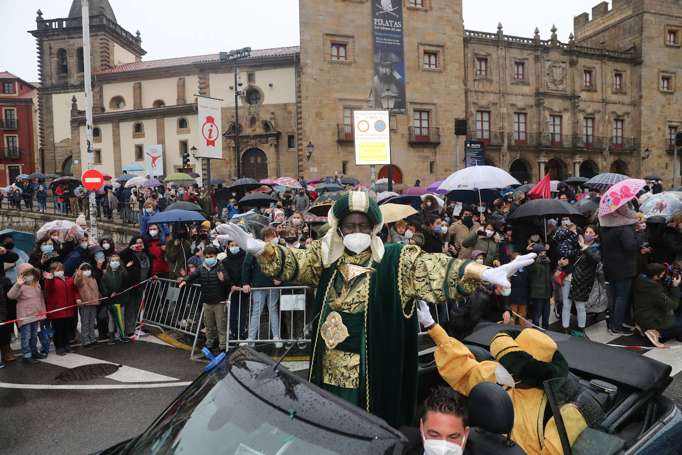 Los Reyes Magos atracaban en el puerto de Gijón bajo la lluvia sobre las 11 de la mañana mientras centenares de niños coreaban lo nombres de Sus Majestades.