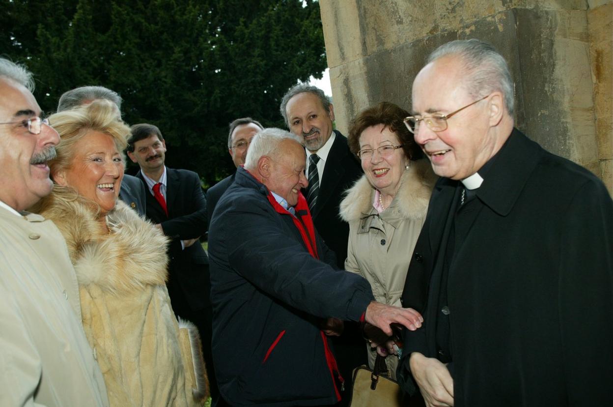 En 2005, tras una misa en Villardeveyo (Llanera) . 