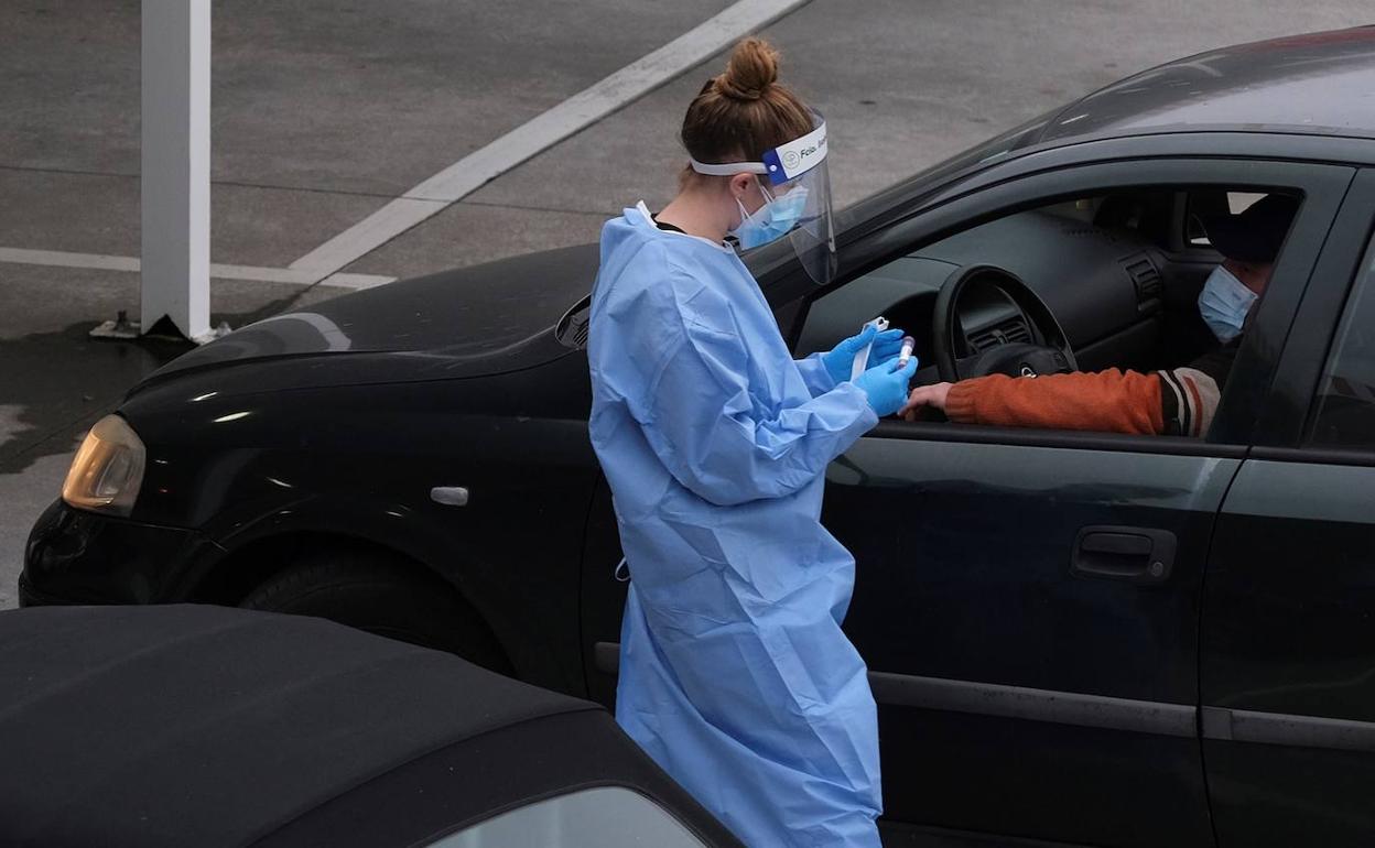 Pruebas de detección del covid en el autocovid del HUCA.