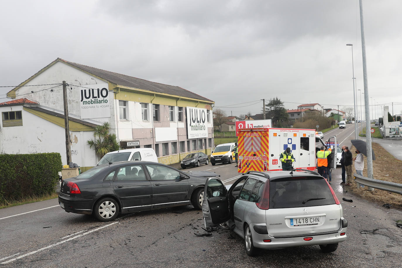 Un hombre ha resultado herido este viernes al chocar el coche que conducía contra otro vehículo. 