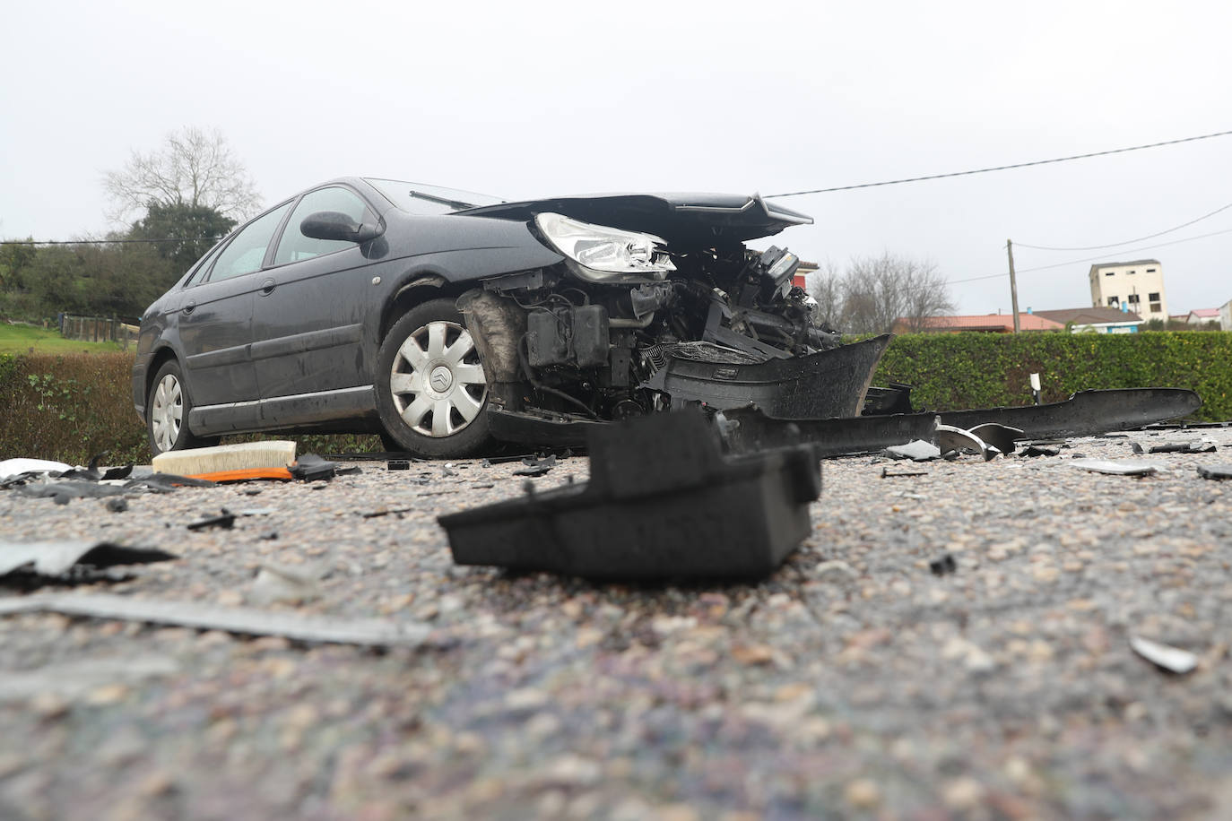 Un hombre ha resultado herido este viernes al chocar el coche que conducía contra otro vehículo. 