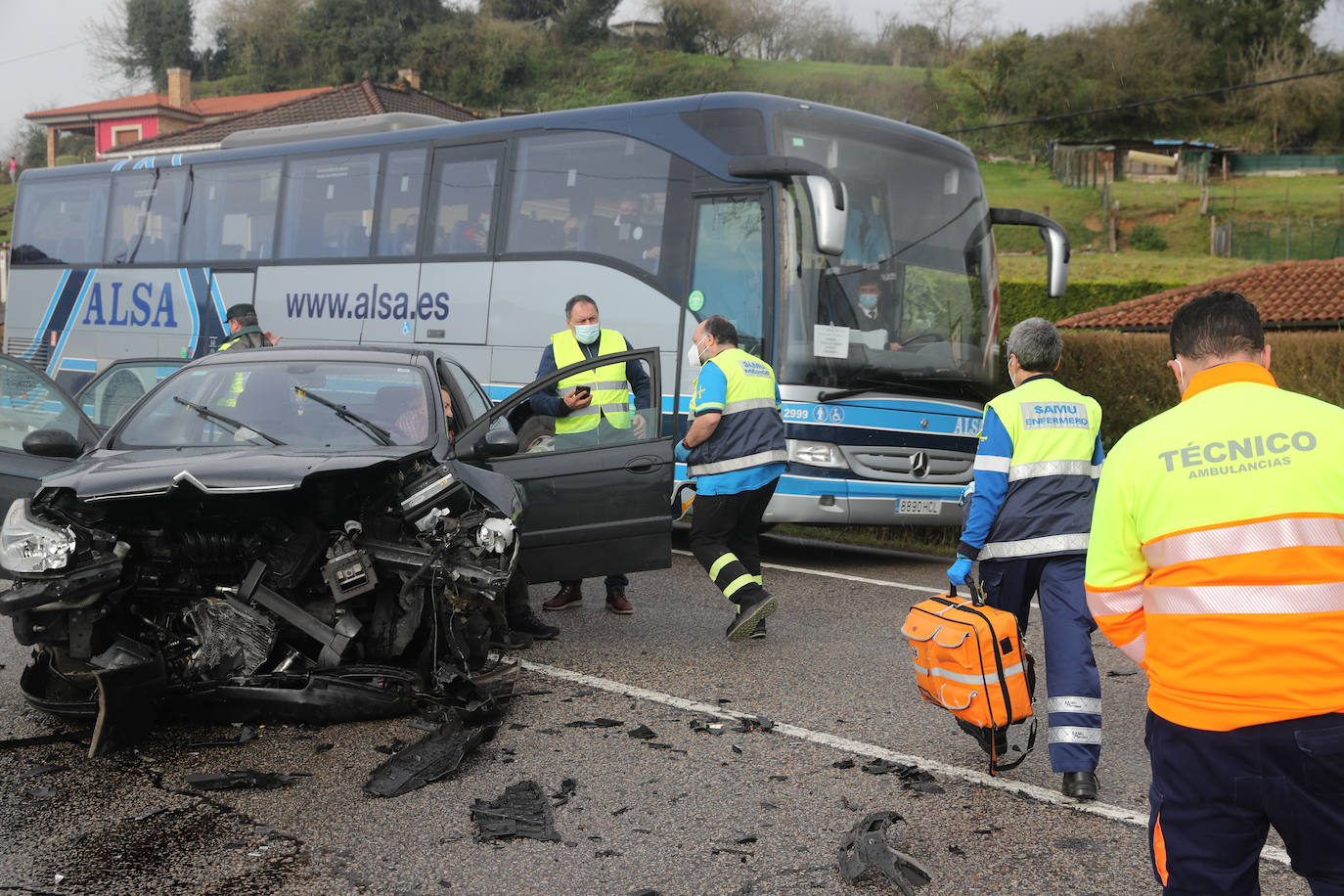 Un hombre ha resultado herido este viernes al chocar el coche que conducía contra otro vehículo. 