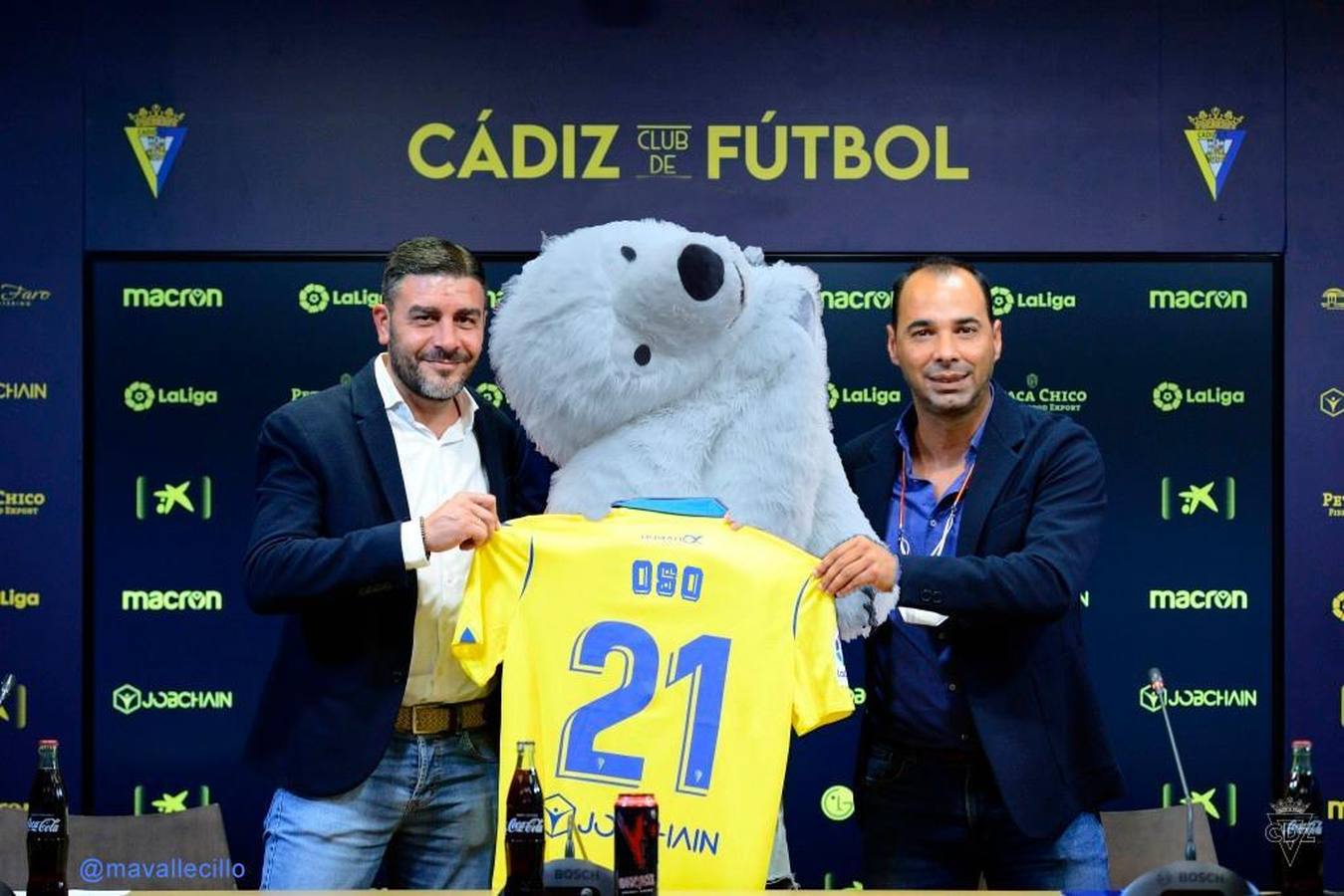 La cabalgata de Reyes Magos de Cádiz ha dado mucho que hablar por culpa de un inesperado protagonista: un oso polar que resultó 'accidentado'. El disfraz tenía la cabeza girada durante el desfile, lo que ha provocado numerosos comentarios y memes. 