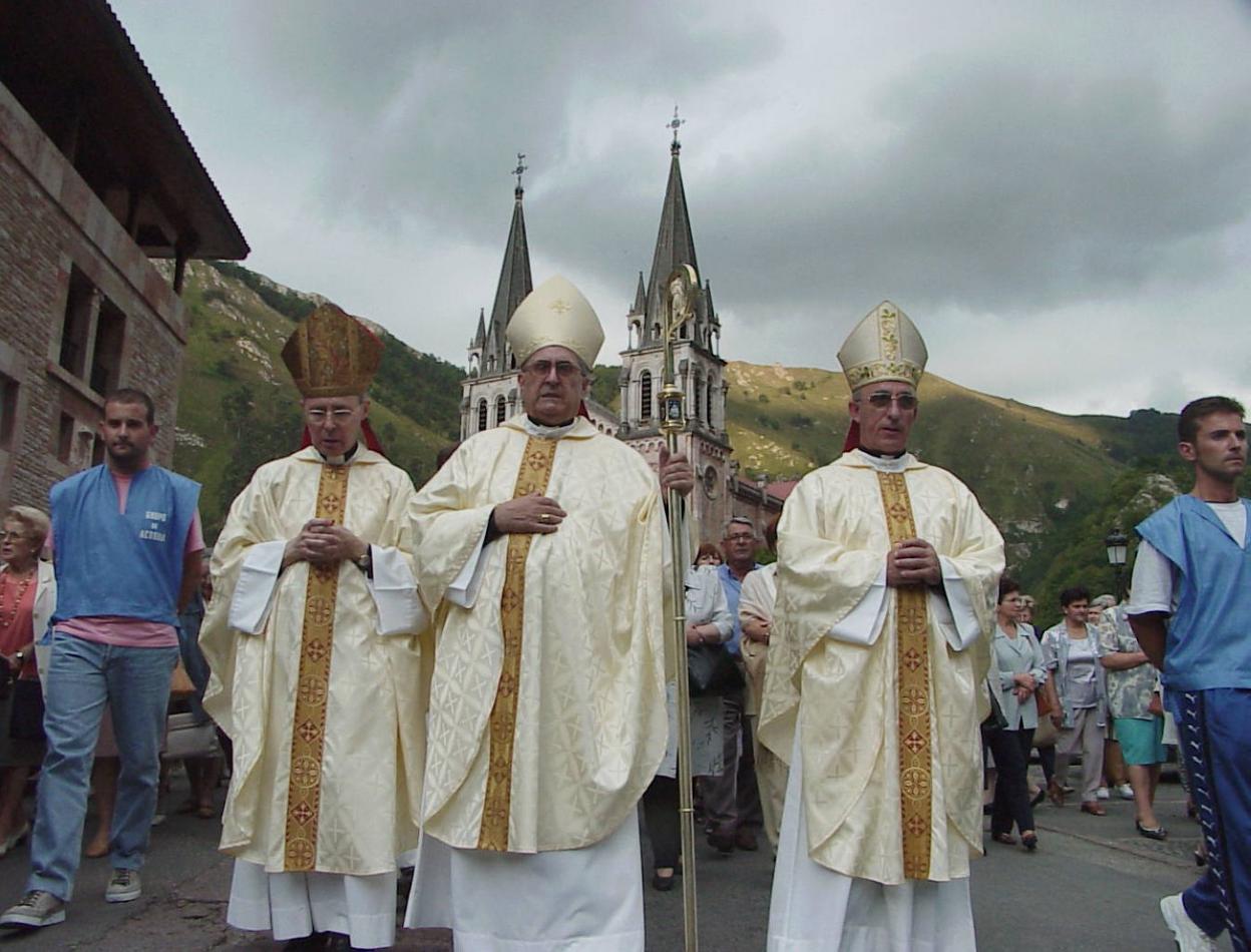 Francisco Álvarez, primero por la izquierda, en Covadonga con Gabino Díaz Merchán y Atilano Rodríguez, durante la Novena de la Santina del año 2000. 