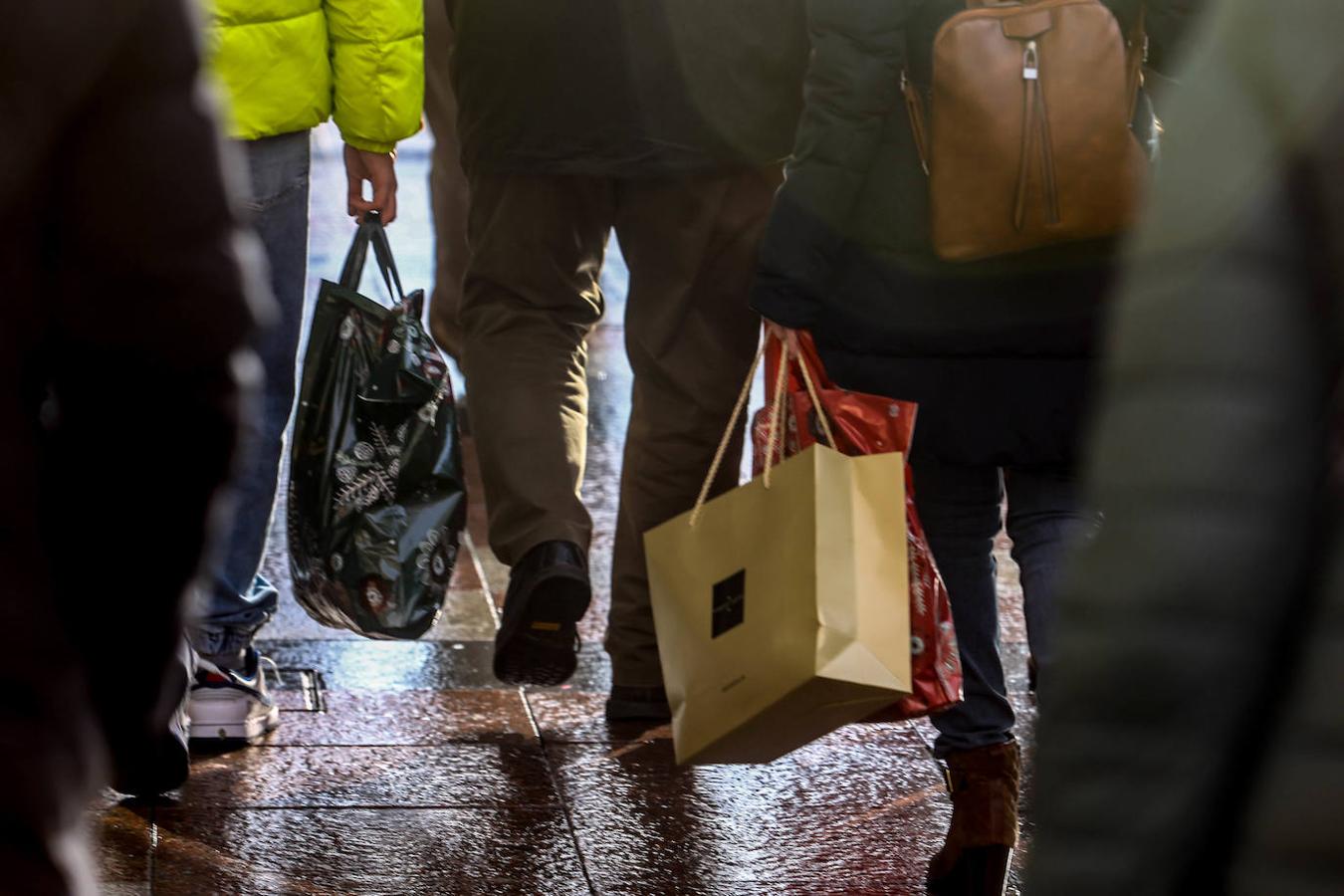 La de este 7 de enero ha sido una primera jornada de rebajas atípica. Por lo general, en las calles de las ciudades asturianas o en los centros comerciales de la región, no se han registrado grandes aglomeraciones. Estos descuentos que llegan después de Reyes han estado más protagonizados por las devoluciones que por las compras, recibidos con poco entusiamo por parte de los clientes.