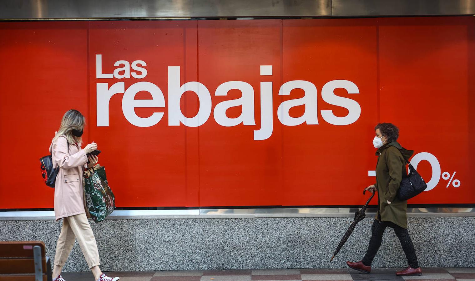 La de este 7 de enero ha sido una primera jornada de rebajas atípica. Por lo general, en las calles de las ciudades asturianas o en los centros comerciales de la región, no se han registrado grandes aglomeraciones. Estos descuentos que llegan después de Reyes han estado más protagonizados por las devoluciones que por las compras, recibidos con poco entusiamo por parte de los clientes.