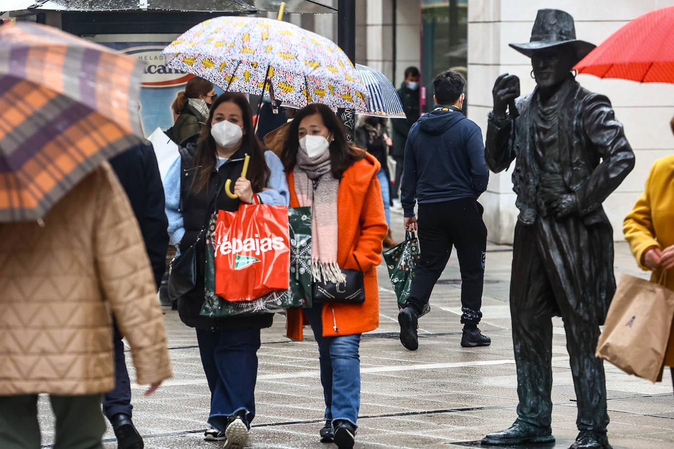 La de este 7 de enero ha sido una primera jornada de rebajas atípica. Por lo general, en las calles de las ciudades asturianas o en los centros comerciales de la región, no se han registrado grandes aglomeraciones. Estos descuentos que llegan después de Reyes han estado más protagonizados por las devoluciones que por las compras, recibidos con poco entusiamo por parte de los clientes.