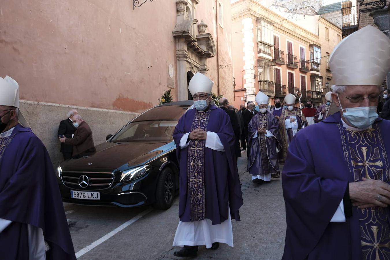 El cuerpo del llanerense Francisco Álvarez, cardenal y arzobispo emérito de Toledo, descansa ya en la Capilla de la Descensión de la catedral toledana. A la solemne misa de exequias presidida por el actual arzobispo de Toledo, Francisco Cerro Chaves, participaron cuatro cardenales –su sucesor, Antonio Cañizares, además de Juan José Omeya, Ricardo Blázquez y Carlos Osoro– así como una nutrida representación de arzobispos, obispos y sacerdotes procedentes de diferentes partes del país. Entre ellos, Jesús Sanz Montes, en representación el Arzobispado de Oviedo.