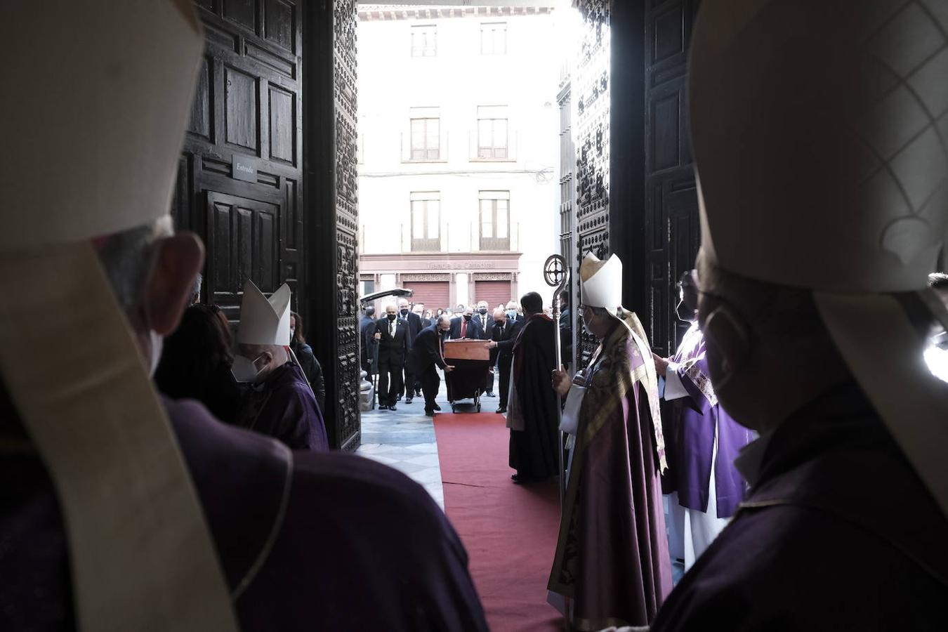 El cuerpo del llanerense Francisco Álvarez, cardenal y arzobispo emérito de Toledo, descansa ya en la Capilla de la Descensión de la catedral toledana. A la solemne misa de exequias presidida por el actual arzobispo de Toledo, Francisco Cerro Chaves, participaron cuatro cardenales –su sucesor, Antonio Cañizares, además de Juan José Omeya, Ricardo Blázquez y Carlos Osoro– así como una nutrida representación de arzobispos, obispos y sacerdotes procedentes de diferentes partes del país. Entre ellos, Jesús Sanz Montes, en representación el Arzobispado de Oviedo.