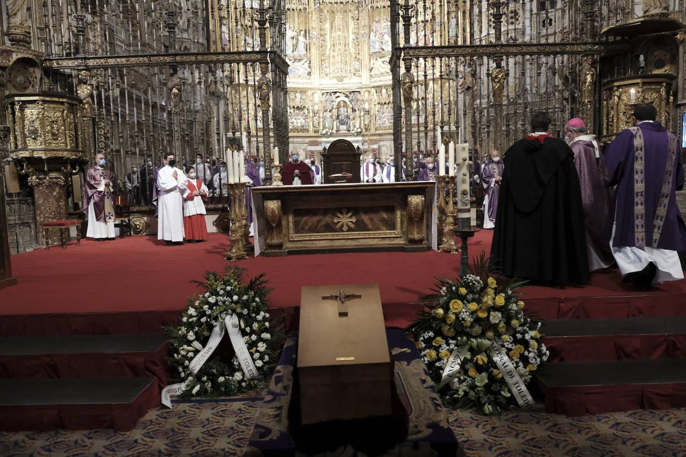 El cuerpo del llanerense Francisco Álvarez, cardenal y arzobispo emérito de Toledo, descansa ya en la Capilla de la Descensión de la catedral toledana. A la solemne misa de exequias presidida por el actual arzobispo de Toledo, Francisco Cerro Chaves, participaron cuatro cardenales –su sucesor, Antonio Cañizares, además de Juan José Omeya, Ricardo Blázquez y Carlos Osoro– así como una nutrida representación de arzobispos, obispos y sacerdotes procedentes de diferentes partes del país. Entre ellos, Jesús Sanz Montes, en representación el Arzobispado de Oviedo.