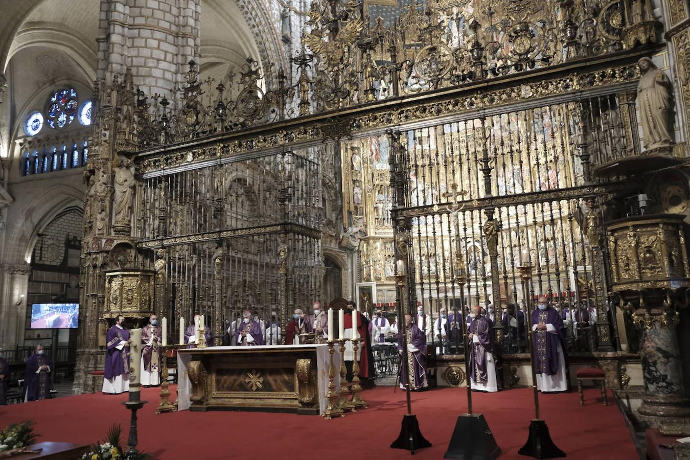 El cuerpo del llanerense Francisco Álvarez, cardenal y arzobispo emérito de Toledo, descansa ya en la Capilla de la Descensión de la catedral toledana. A la solemne misa de exequias presidida por el actual arzobispo de Toledo, Francisco Cerro Chaves, participaron cuatro cardenales –su sucesor, Antonio Cañizares, además de Juan José Omeya, Ricardo Blázquez y Carlos Osoro– así como una nutrida representación de arzobispos, obispos y sacerdotes procedentes de diferentes partes del país. Entre ellos, Jesús Sanz Montes, en representación el Arzobispado de Oviedo.