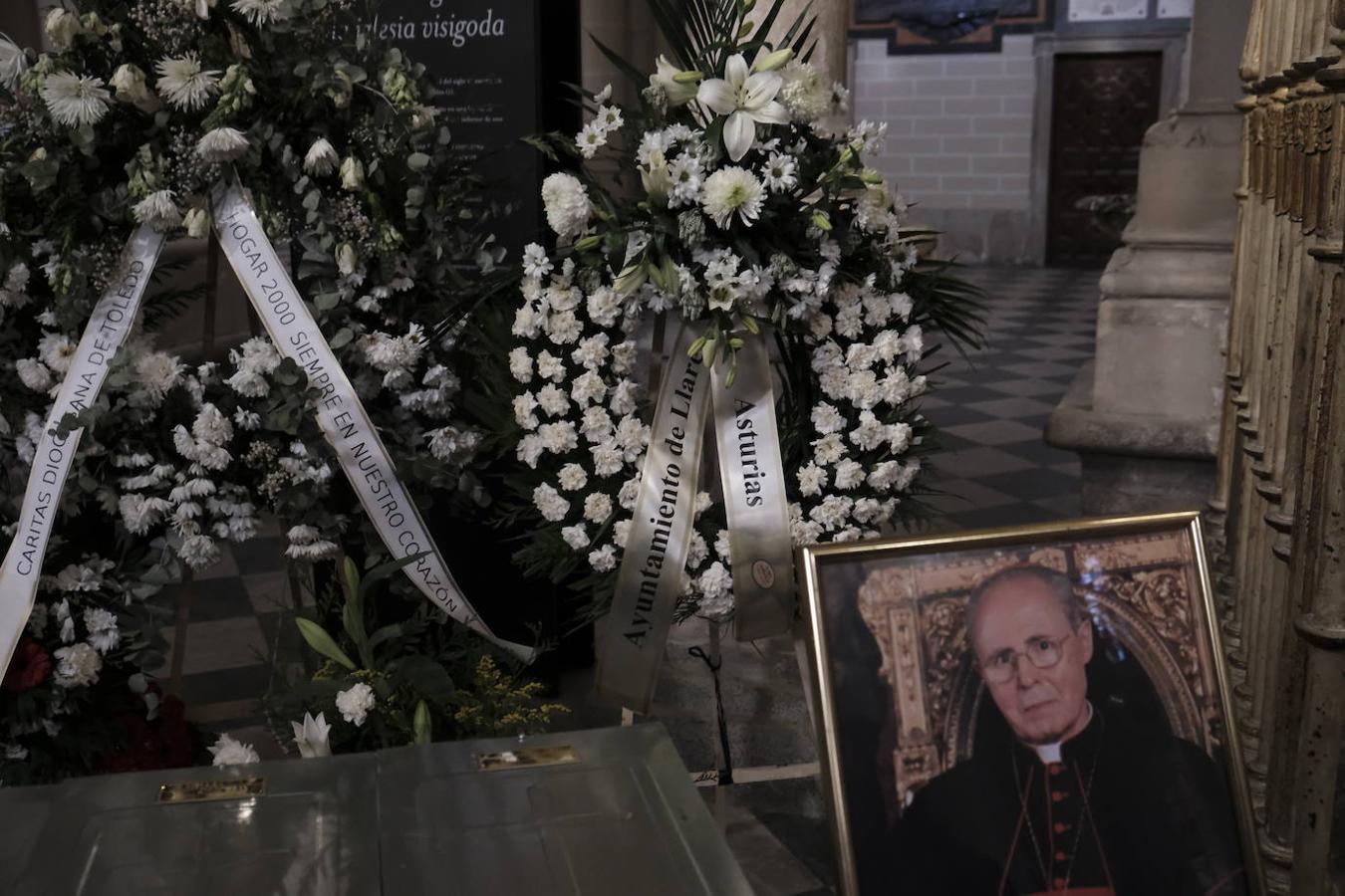 El cuerpo del llanerense Francisco Álvarez, cardenal y arzobispo emérito de Toledo, descansa ya en la Capilla de la Descensión de la catedral toledana. A la solemne misa de exequias presidida por el actual arzobispo de Toledo, Francisco Cerro Chaves, participaron cuatro cardenales –su sucesor, Antonio Cañizares, además de Juan José Omeya, Ricardo Blázquez y Carlos Osoro– así como una nutrida representación de arzobispos, obispos y sacerdotes procedentes de diferentes partes del país. Entre ellos, Jesús Sanz Montes, en representación el Arzobispado de Oviedo.