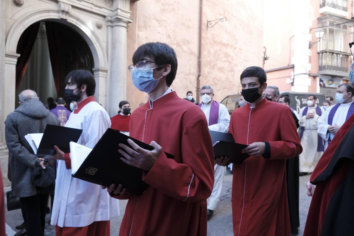 El cuerpo del llanerense Francisco Álvarez, cardenal y arzobispo emérito de Toledo, descansa ya en la Capilla de la Descensión de la catedral toledana. A la solemne misa de exequias presidida por el actual arzobispo de Toledo, Francisco Cerro Chaves, participaron cuatro cardenales –su sucesor, Antonio Cañizares, además de Juan José Omeya, Ricardo Blázquez y Carlos Osoro– así como una nutrida representación de arzobispos, obispos y sacerdotes procedentes de diferentes partes del país. Entre ellos, Jesús Sanz Montes, en representación el Arzobispado de Oviedo.