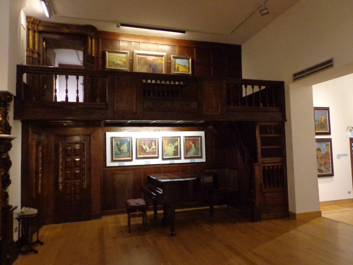 El jardín de la finca La Redonda se trata del principal jardín escultórico de Asturias lo que le imprime también ese salto cualitativo, con destacables obras de artistas como Maojo o Camín, el cual ya ha sido varias veces calificado por autoridades en la materia, como los geógrafos Ramón Alvargonzález y Rodrigo Álvarez Brecht, como el más rico y espectacular de la parroquia de Somió (Gijón), tanto por su dilatada historia, como por su diseño y su variedad botánica; a lo que hay que añadir la antigüedad de un centenar de ejemplares que superan o se aproximan al siglo de vida.