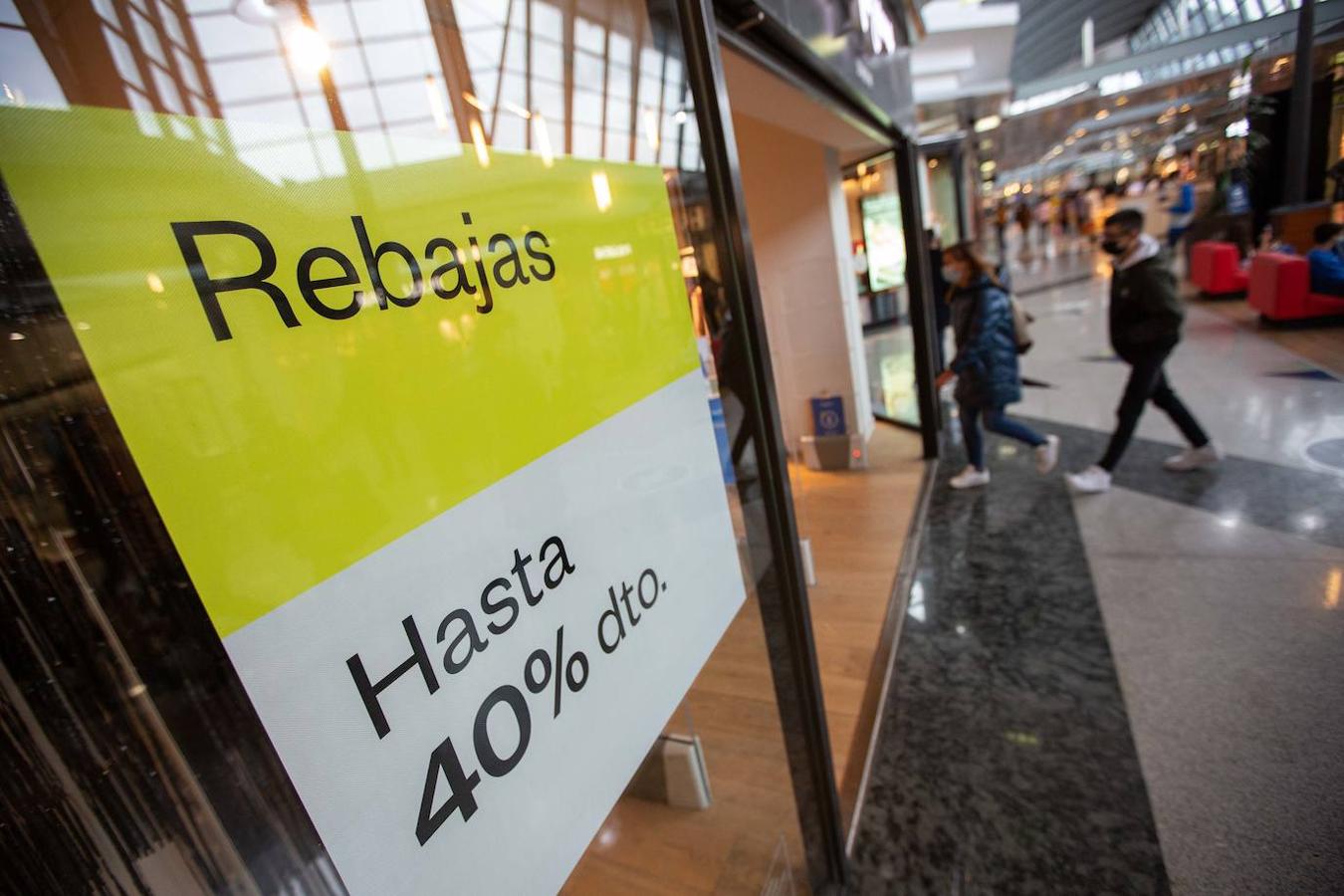 La de este 7 de enero ha sido una primera jornada de rebajas atípica. Por lo general, en las calles de las ciudades asturianas o en los centros comerciales de la región, no se han registrado grandes aglomeraciones. Estos descuentos que llegan después de Reyes han estado más protagonizados por las devoluciones que por las compras, recibidos con poco entusiamo por parte de los clientes.