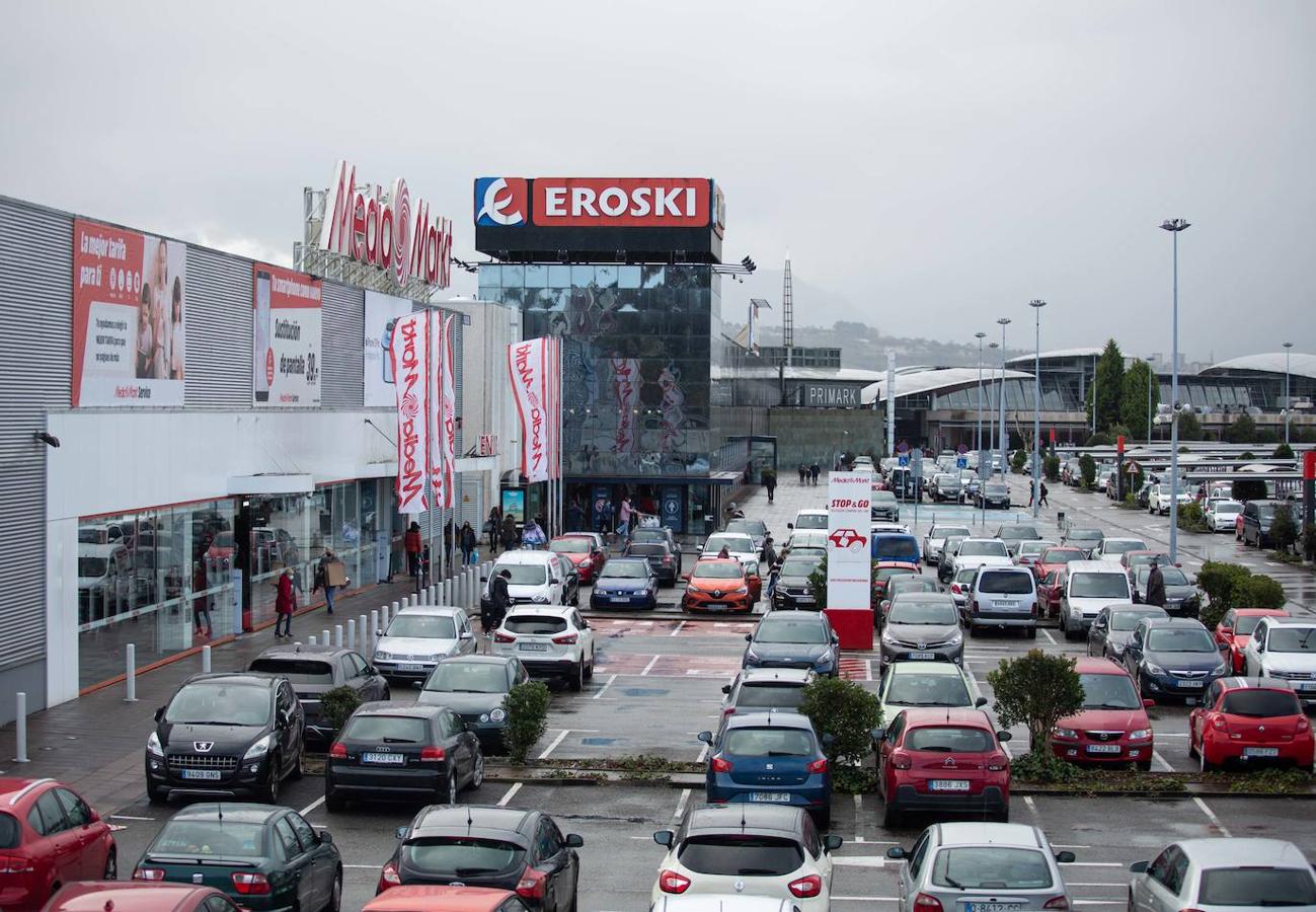 La de este 7 de enero ha sido una primera jornada de rebajas atípica. Por lo general, en las calles de las ciudades asturianas o en los centros comerciales de la región, no se han registrado grandes aglomeraciones. Estos descuentos que llegan después de Reyes han estado más protagonizados por las devoluciones que por las compras, recibidos con poco entusiamo por parte de los clientes.