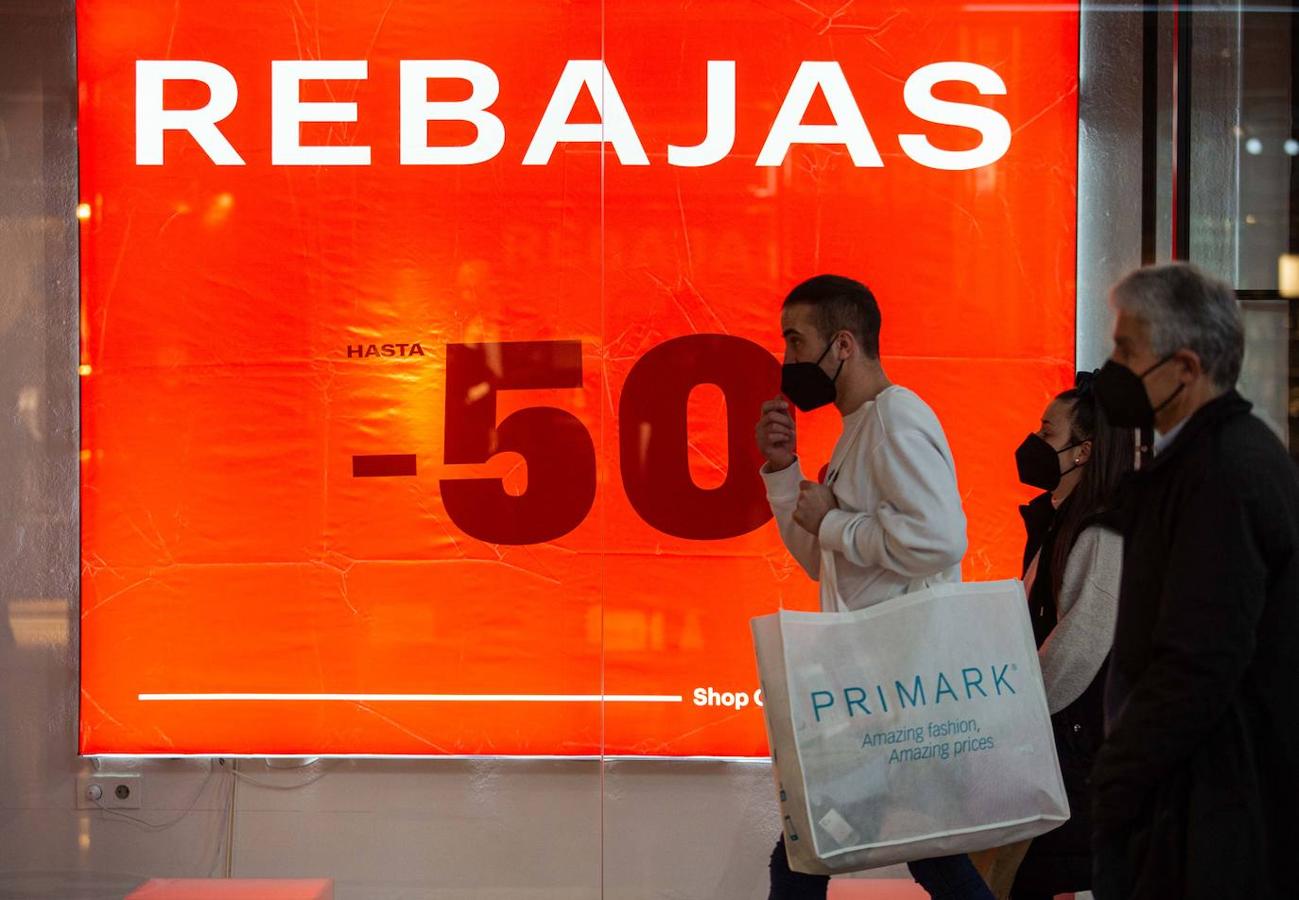 La de este 7 de enero ha sido una primera jornada de rebajas atípica. Por lo general, en las calles de las ciudades asturianas o en los centros comerciales de la región, no se han registrado grandes aglomeraciones. Estos descuentos que llegan después de Reyes han estado más protagonizados por las devoluciones que por las compras, recibidos con poco entusiamo por parte de los clientes.