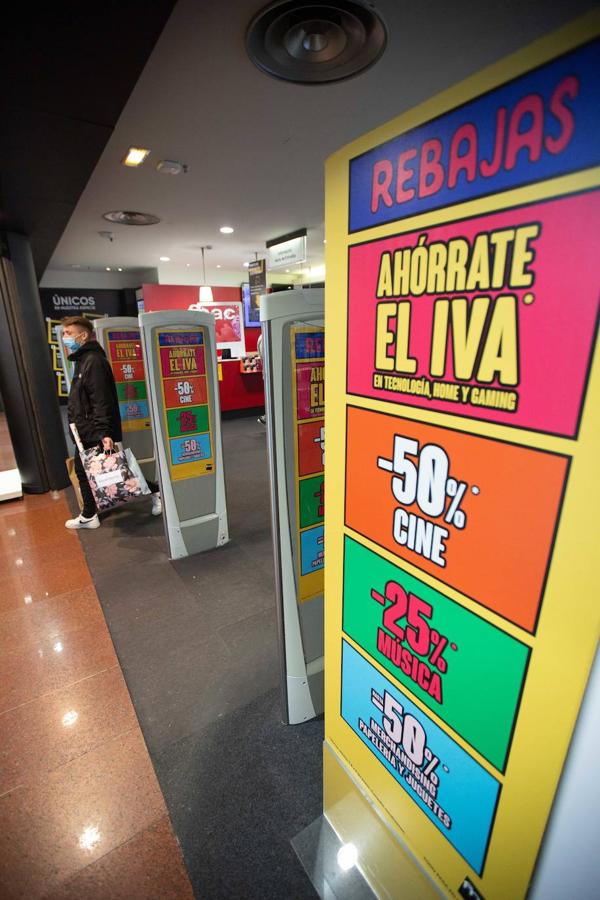 La de este 7 de enero ha sido una primera jornada de rebajas atípica. Por lo general, en las calles de las ciudades asturianas o en los centros comerciales de la región, no se han registrado grandes aglomeraciones. Estos descuentos que llegan después de Reyes han estado más protagonizados por las devoluciones que por las compras, recibidos con poco entusiamo por parte de los clientes.