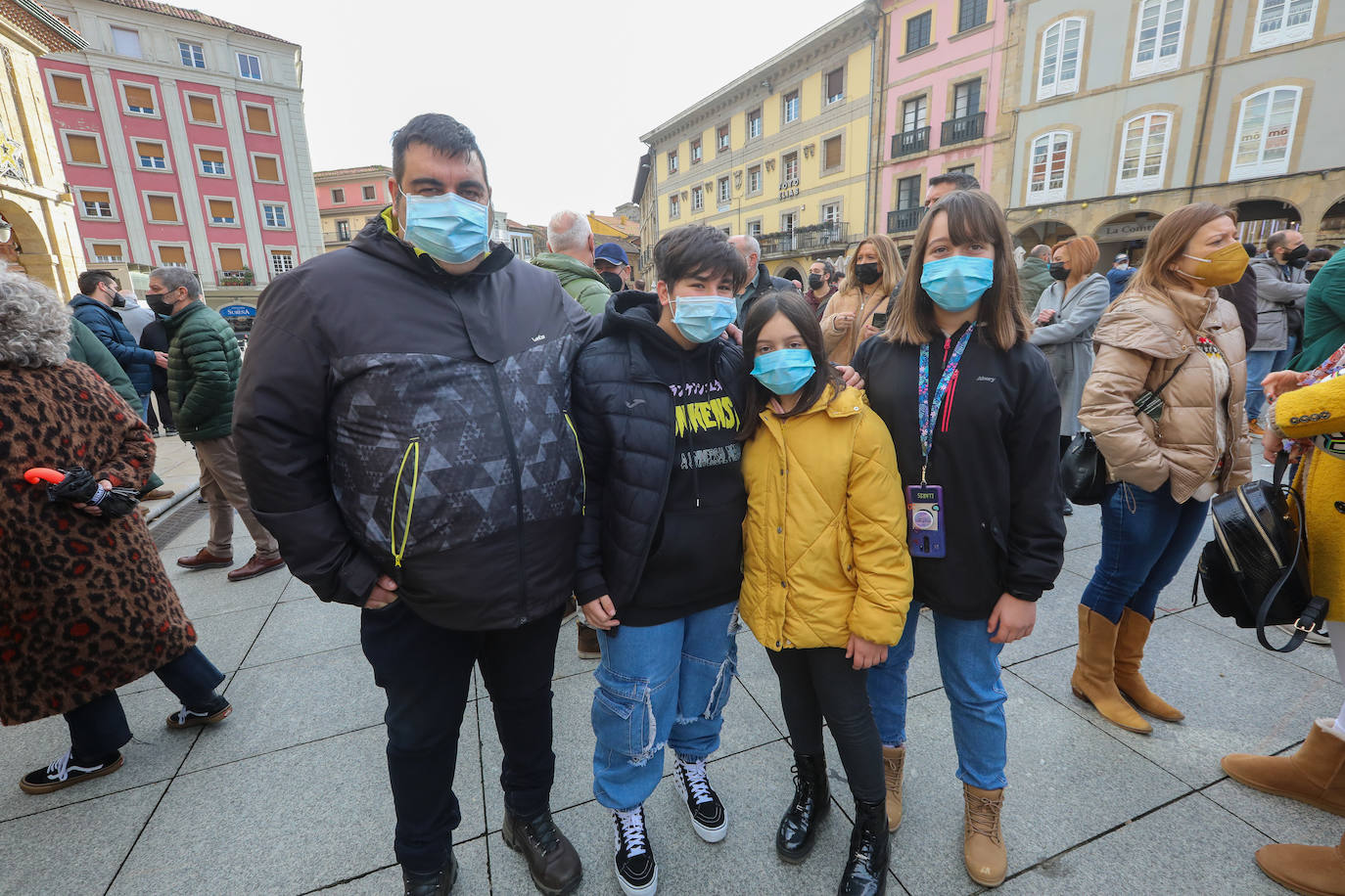 Más de medio millar de trabajadores de Alu Ibérica y sus familiares se han agolpado frente al Ayuntamiento de Avilés para exigir la intervención de la Sociedad Estatal de Participaciones Industriales (SEPI) y exigir que se paralicen el ERE