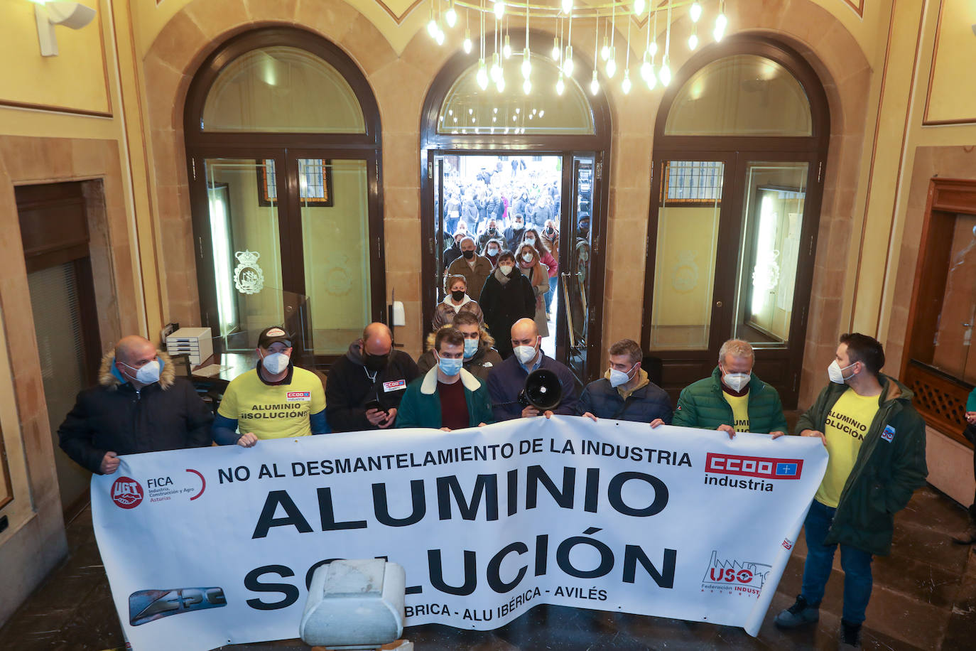 Más de medio millar de trabajadores de Alu Ibérica y sus familiares se han agolpado frente al Ayuntamiento de Avilés para exigir la intervención de la Sociedad Estatal de Participaciones Industriales (SEPI) y exigir que se paralicen el ERE