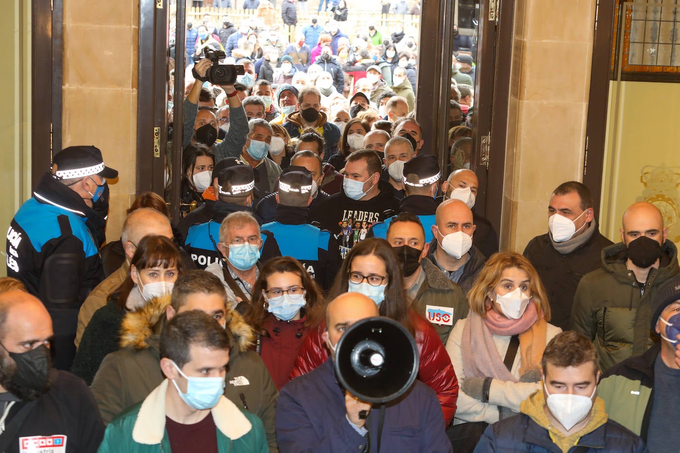 Más de medio millar de trabajadores de Alu Ibérica y sus familiares se han agolpado frente al Ayuntamiento de Avilés para exigir la intervención de la Sociedad Estatal de Participaciones Industriales (SEPI) y exigir que se paralicen el ERE